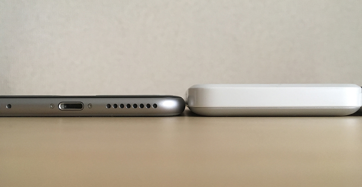 iPhone 6s PlusとW03の厚さ比べ